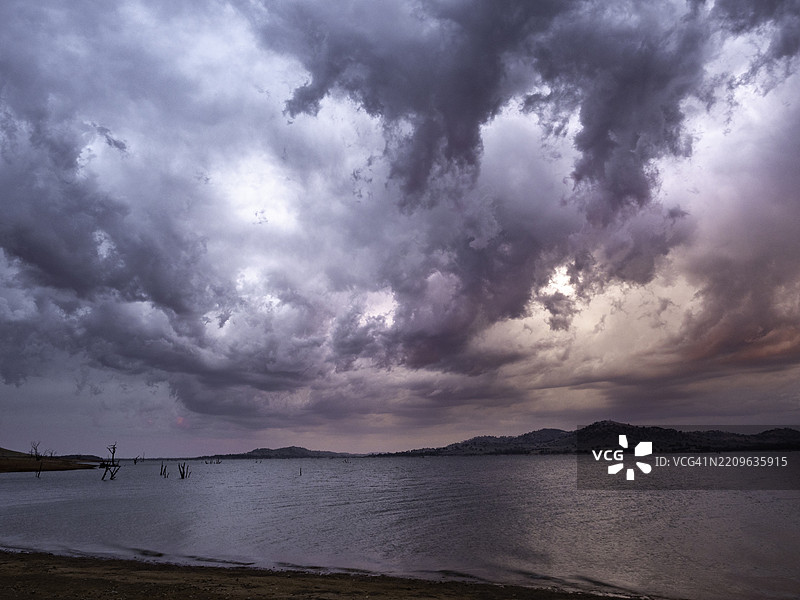 日落时分的暴风云与湖泊图片素材