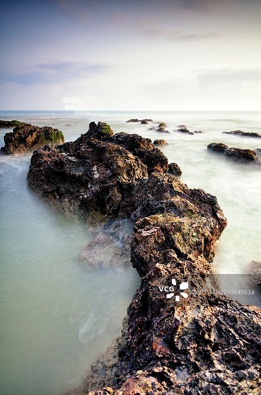 日出时分海面与天空的美丽景色图片素材