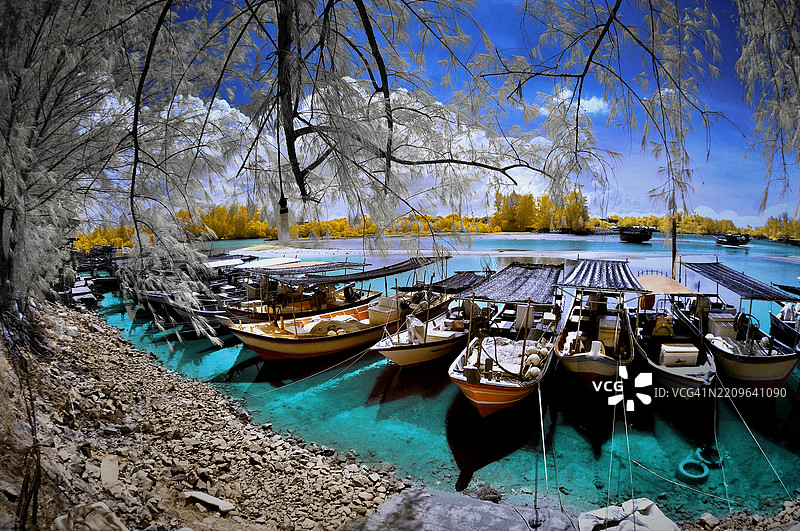 渔船静静停靠图片素材