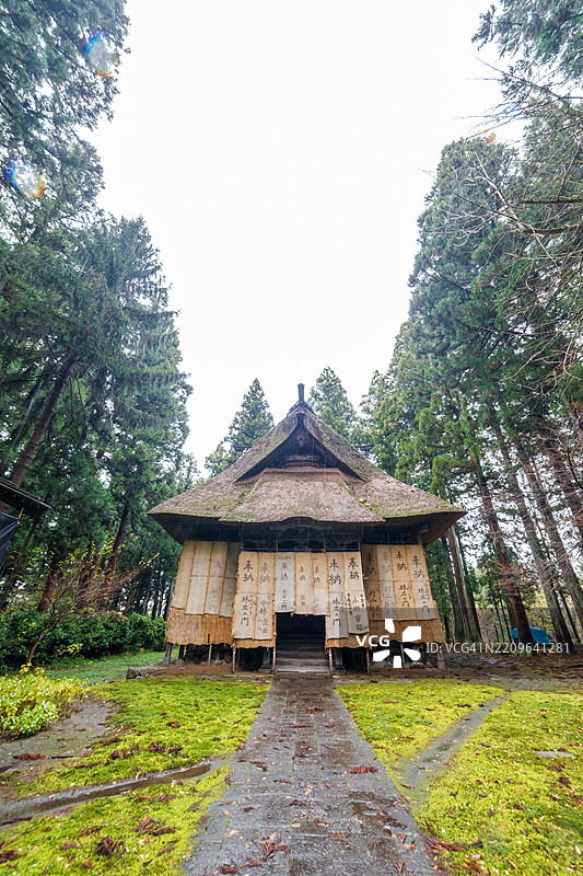 宏伟的主厅位于一片雪松森林中。它覆盖着由稻草和布料制成的雪盖,以保护木材免受雪的侵害。捐赠者的签名也写在上面。图片素材