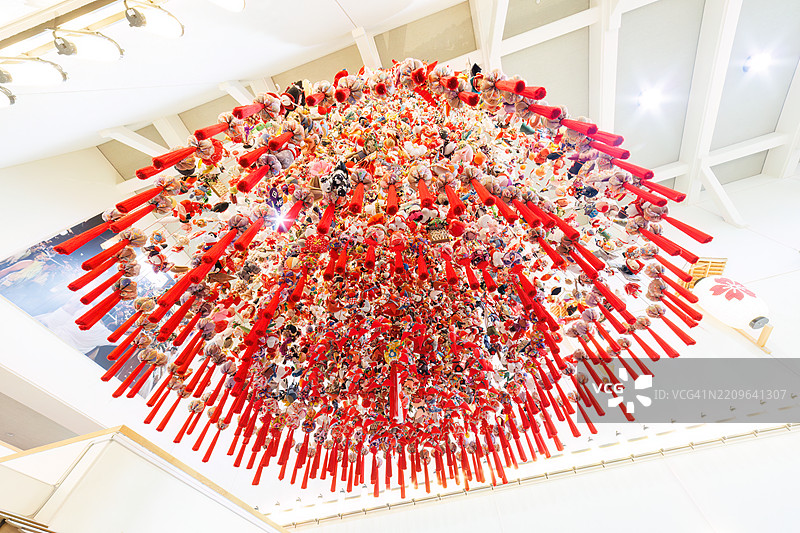 华丽的吊饰雏人形（传统日本人偶，用于驱邪，展示于3月3日的雏祭）。使用了丝绸和金线等奢华材料。图片素材