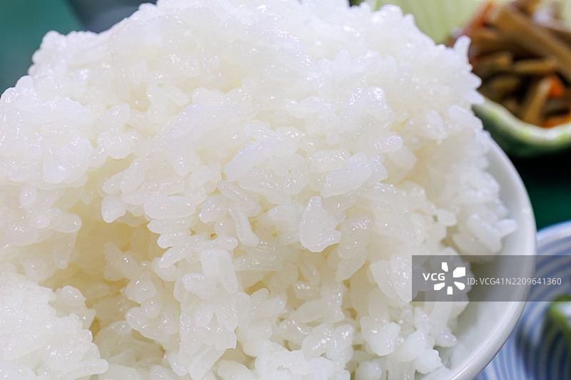 特制米箱中的越光米。典型的美味日本早餐，纯正的日本风格。主菜是新鲜煮熟的越光米。图片素材