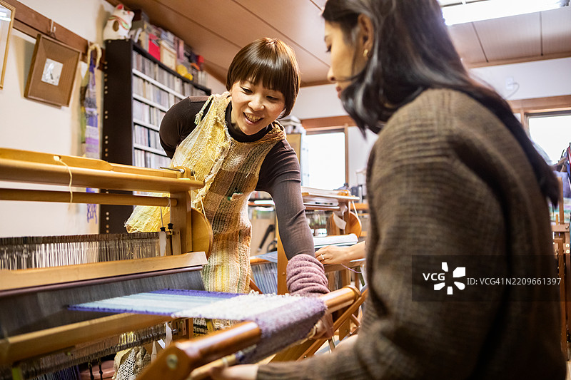 一位女性在日本旅行时体验手工编织。图片素材