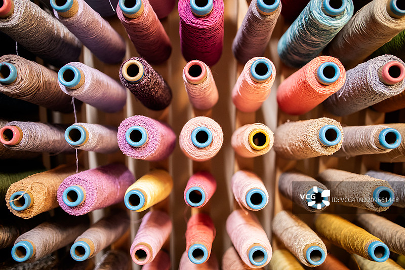 五彩缤纷的织布机线轴图片素材
