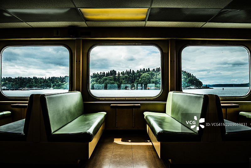 渡轮上的窗边座位图片素材