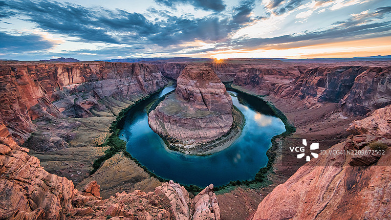 亚利桑那州佩奇的科罗拉多河马蹄湾日落图片素材