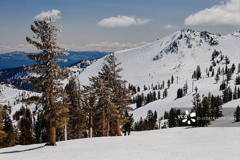 原始的粉雪：KT-22峰在塞拉风暴后的冬季壮丽图片素材