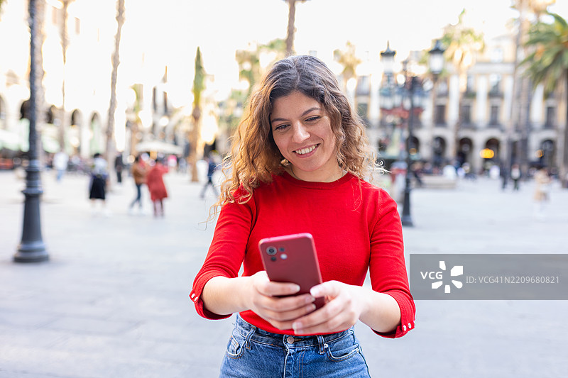 游客在西班牙巴塞罗那的皇家广场查看手机图片素材