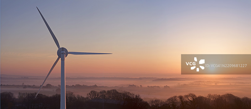 日出时的风力涡轮机图片素材