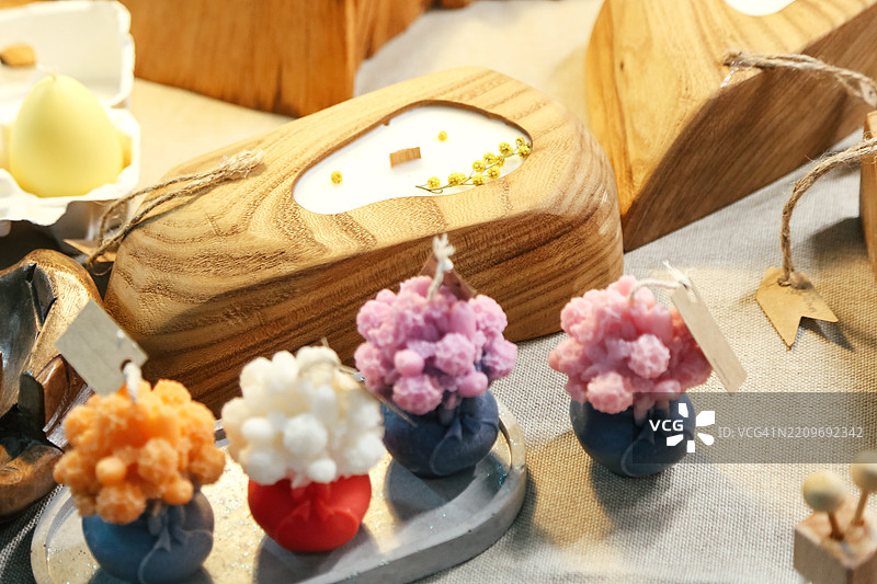 用于装饰家庭室内的粉彩色手工蜡烛，展示在当地礼品店中图片素材