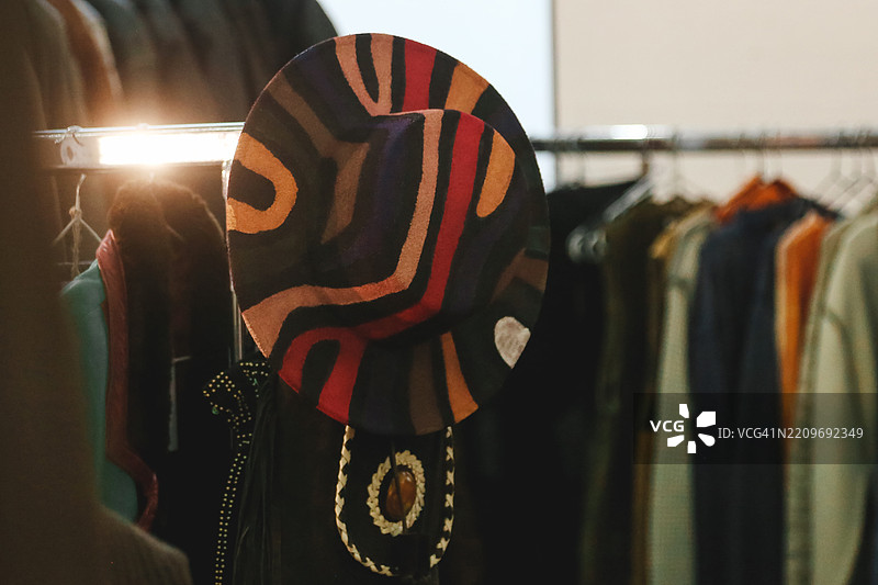 五彩斑斓的毛毡帽与当地车库销售的二手裙子衣架相映成趣图片素材