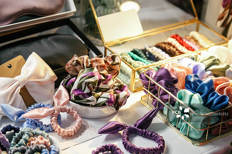 多彩丝绸弹性带在当地手工艺市场待售图片素材