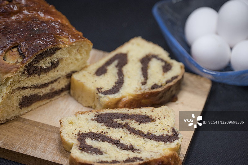 切菜板上的传统罗马尼亚巧克力夹心面包Cozonac图片素材