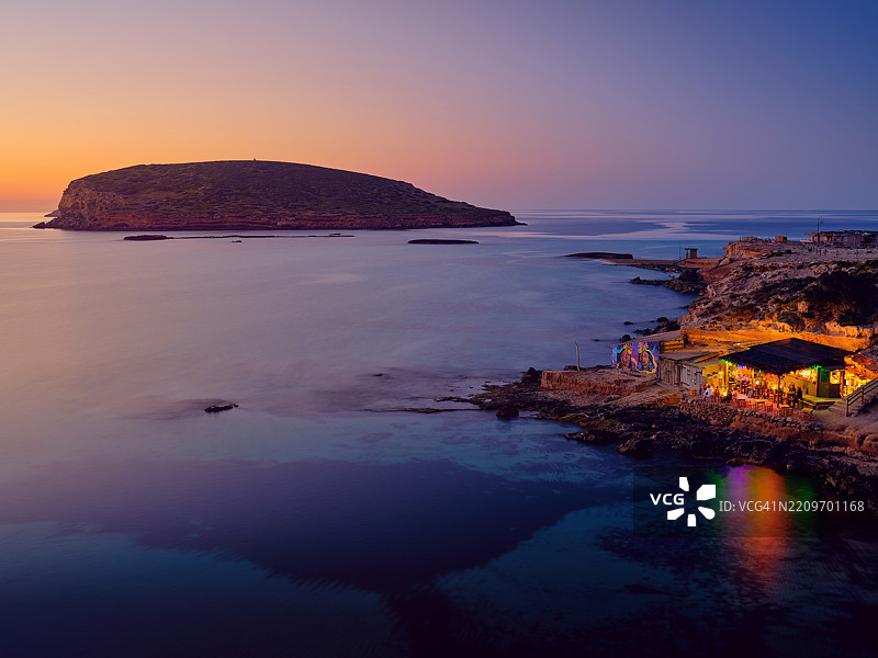 伊比萨岛西班牙的日落时分,Comte海滩、Cala Comte、Cala Conta、S'Illa des Bosc、Coves、Islet和海滩酒吧图片素材