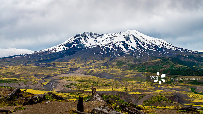 华盛顿州斯卡曼尼亚县的圣海伦斯山在阴云密布的日子里图片素材
