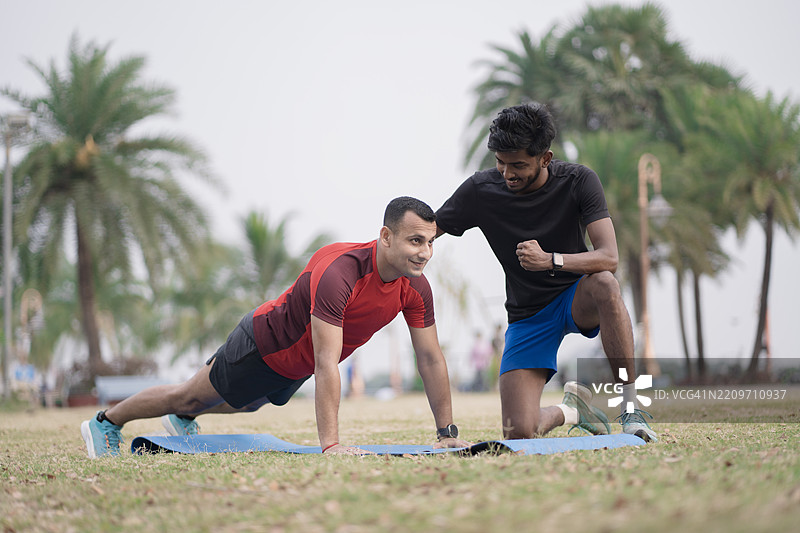 自然中的教练与核心训练图片素材