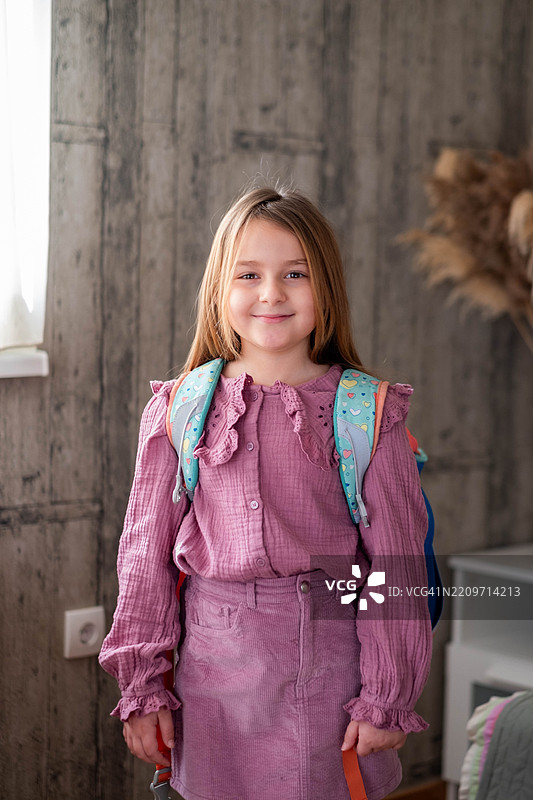背着书包的可爱小女孩肖像图片素材