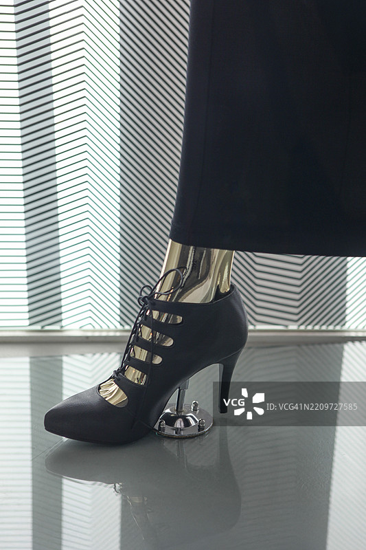 金属模特上的黑色高跟鞋图片素材