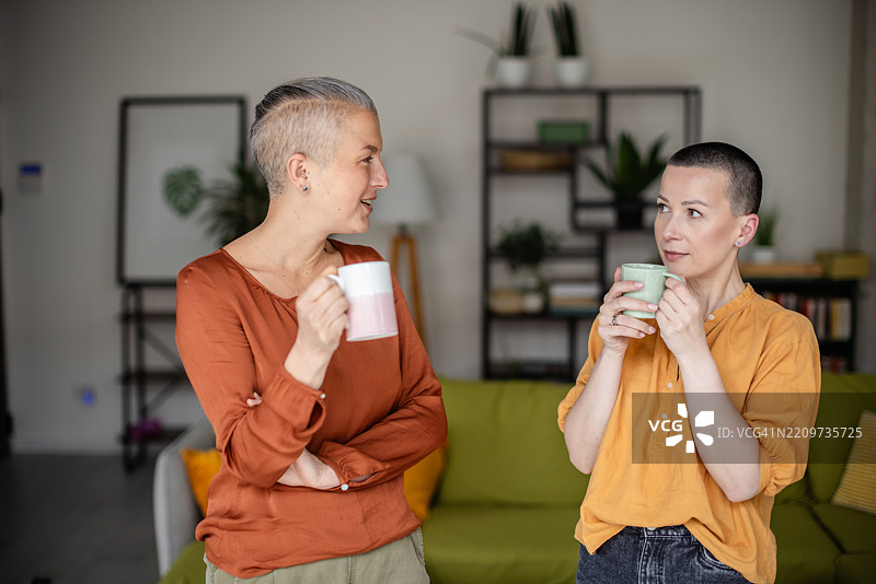 女性肿瘤患者在康复过程中，朋友在家中进行支持性探访。图片素材