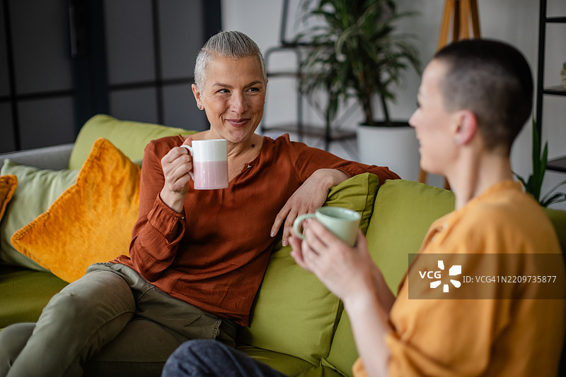 女性肿瘤患者在家访中与朋友分享一个充满支持和希望的安慰时刻图片素材