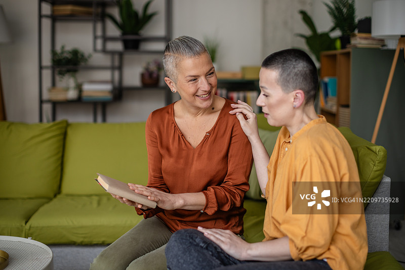 女性肿瘤患者在家访期间与朋友分享感人时刻，勇敢抗击癌症图片素材