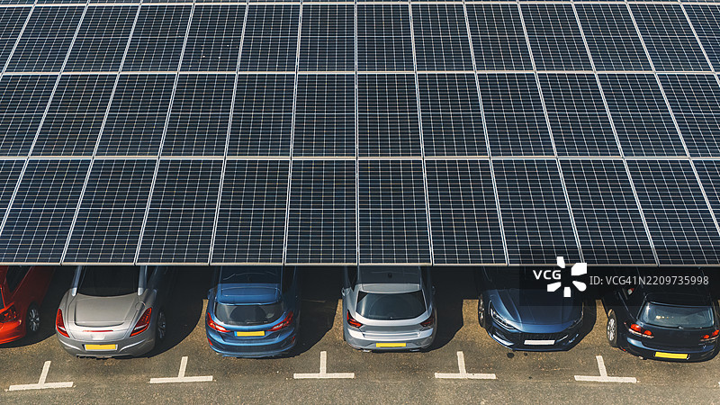 带有太阳能屋顶的停车场无人机/空中视图图片素材