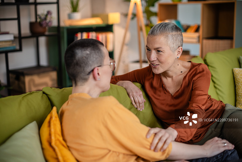朋友在家中探望肿瘤患者，提供情感支持和陪伴，帮助其康复。图片素材