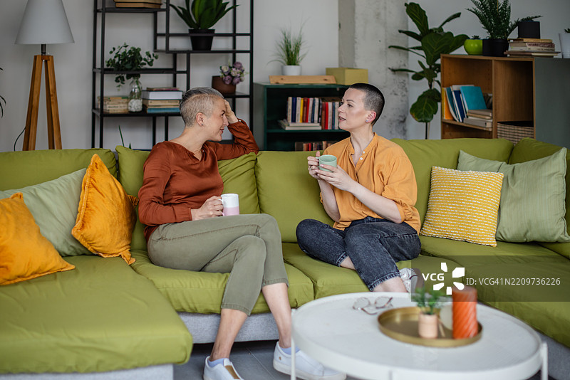 在温馨的家居环境中，友谊与情感支持伴随肿瘤治疗之旅图片素材
