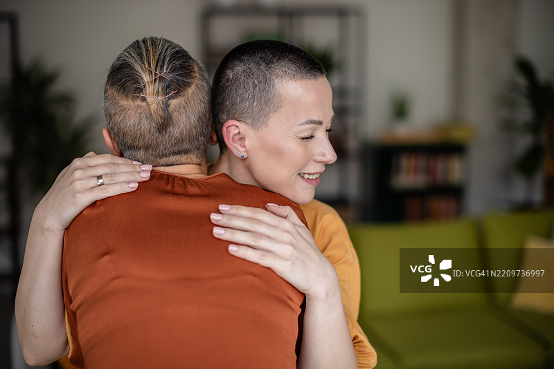 在一次家访中，友谊和支持在面对癌症挑战的女性肿瘤患者身上熠熠生辉。图片素材