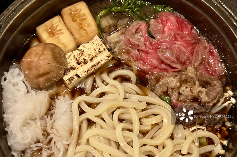 传统和牛日本寿喜烧火锅配多种食材图片素材