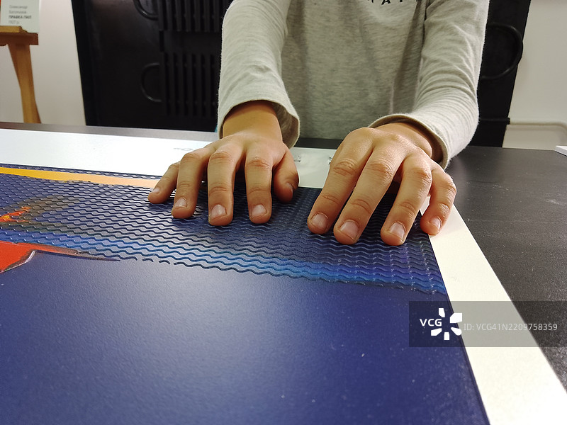 盲目的无脸儿童用手指探索触觉图画图片素材