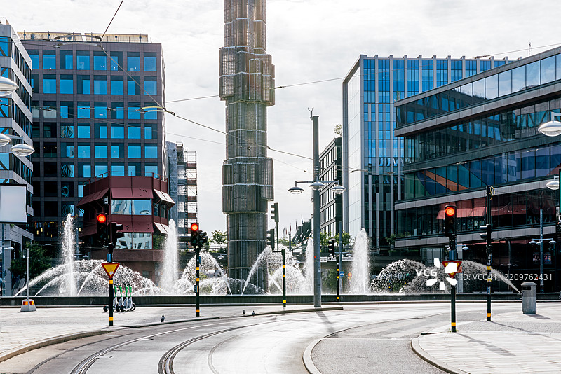 斯德哥尔摩，瑞典，阳光明媚的日子里，塞尔盖尔广场上的喷泉图片素材