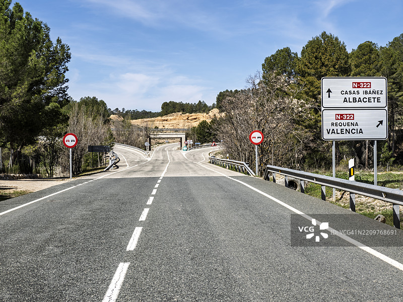 十字路口和绕行标志。图片素材