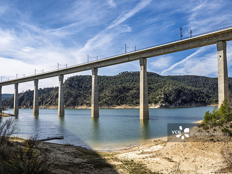 高架桥上有高速AVE铁路线路，跨越一个水库。图片素材