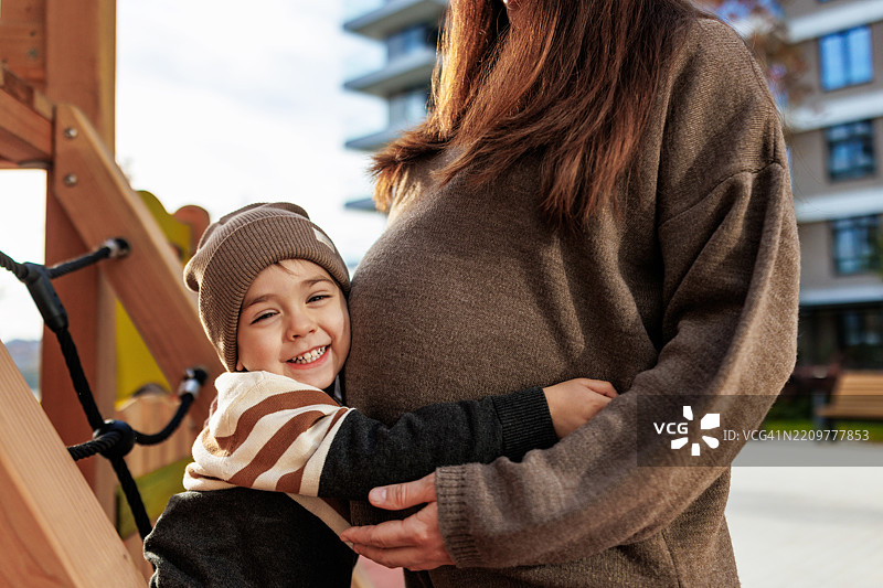 给我新兄弟姐妹的拥抱图片素材