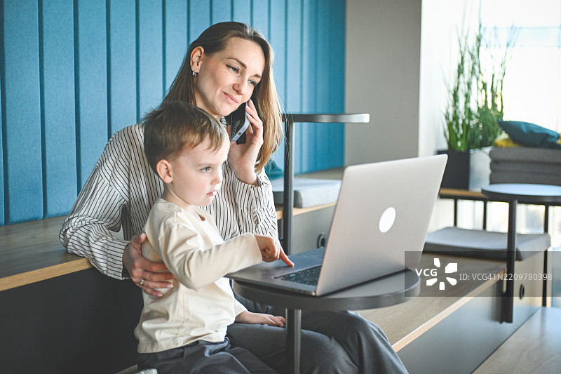 母亲和孩子在使用笔记本电脑图片素材