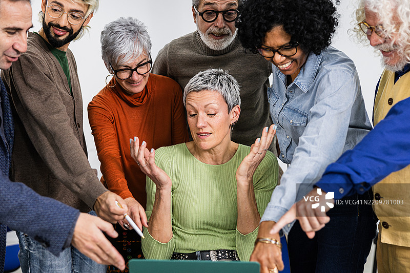 困惑的老年人请求在计算机课堂上寻求帮助图片素材