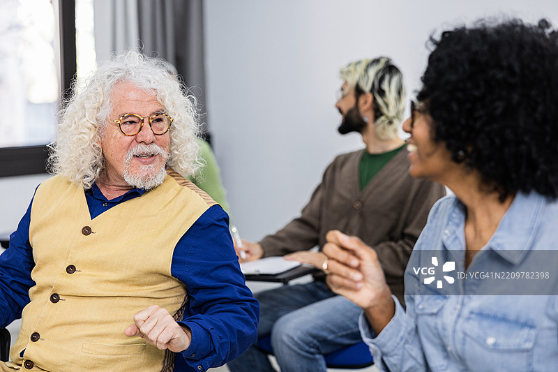 老年人与同学们在成人学习课程中分享想法图片素材