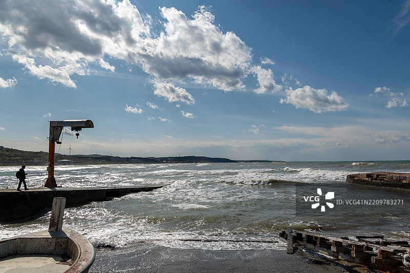 黑海岸边的巨浪拍打着基利奥斯的海岸图片素材