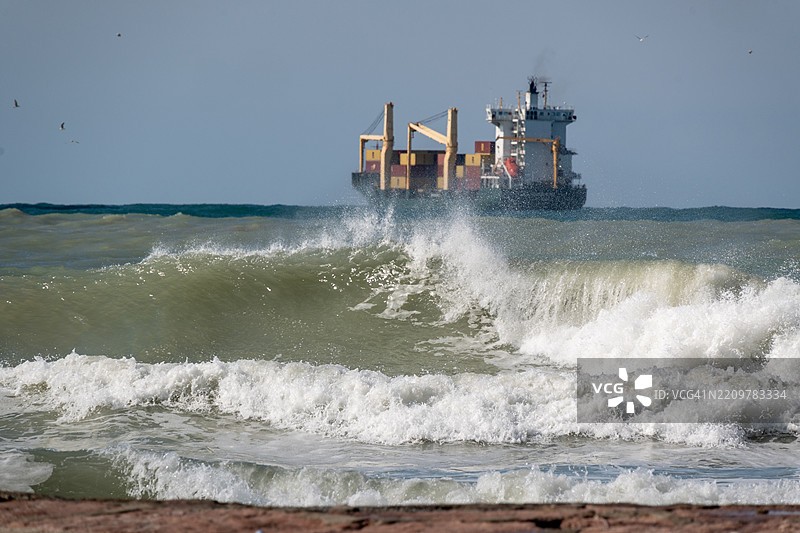 黑海岸边的巨浪拍打着基利奥斯的海岸图片素材