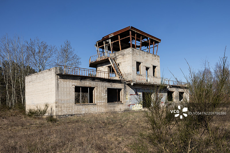 废弃军事训练区的旧瞭望塔遗址图片素材