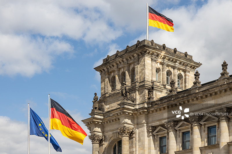 德国国会大厦的一座塔楼上悬挂着欧盟和德国国旗（德国联邦议院） - 德国柏林图片素材