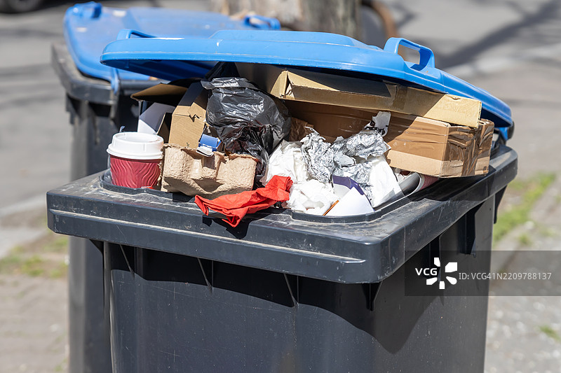 溢出的垃圾桶图片素材