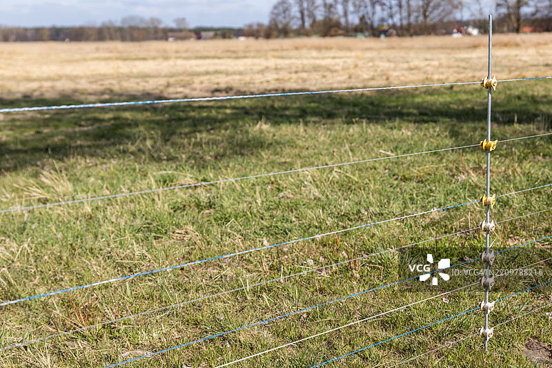 农业田地周围的电围栏柱图片素材