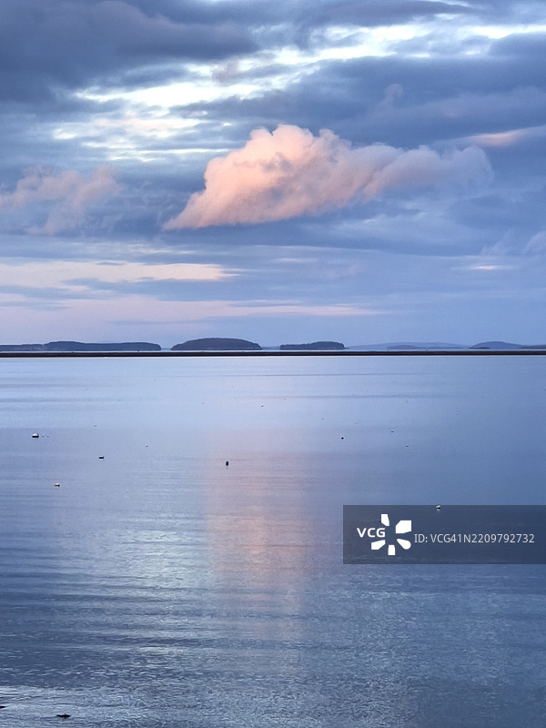 佩诺布斯科特湾的日落，远处有美丽的倒影和岛屿。图片素材