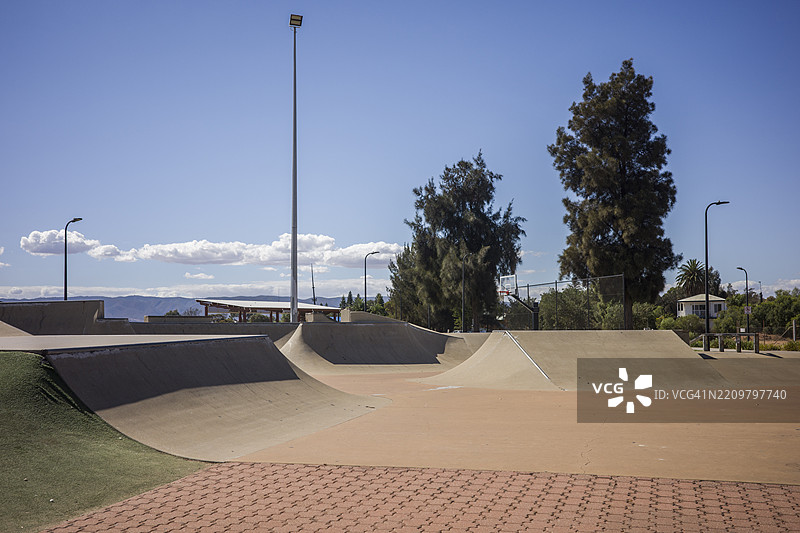 公共公园里的滑板游乐场，周围无人图片素材