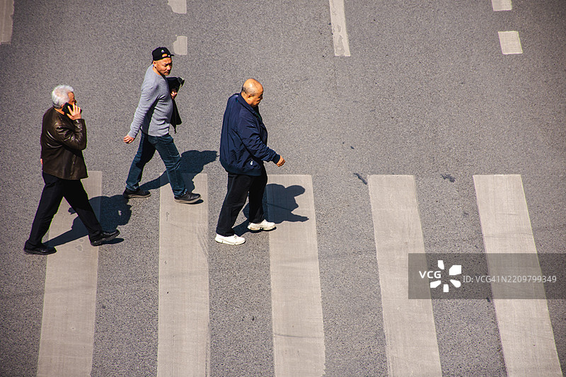 西安街头过马路的人们图片素材