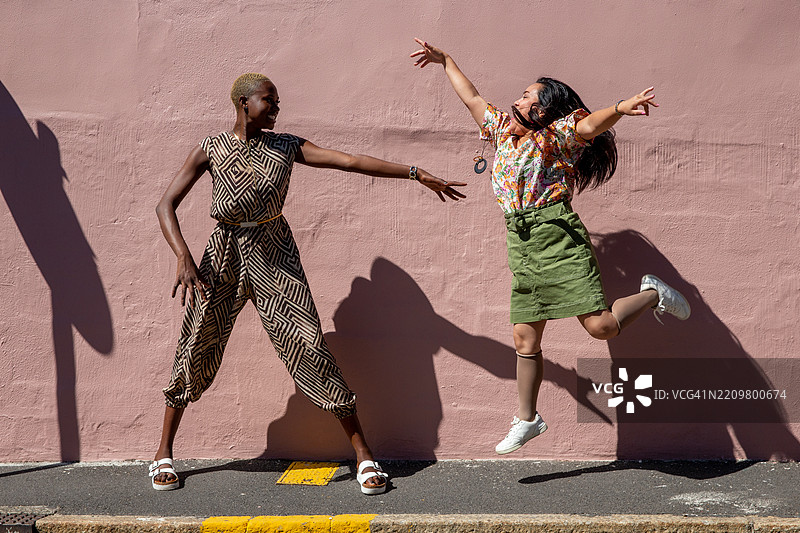 街上高个子和矮个子朋友之间的有趣时刻图片素材