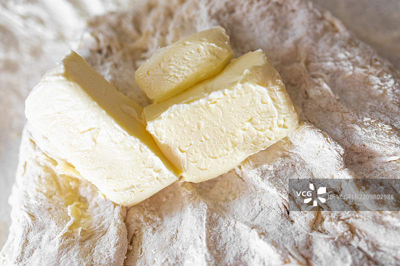制作泡芙酥皮，面团和黄油在上面图片素材