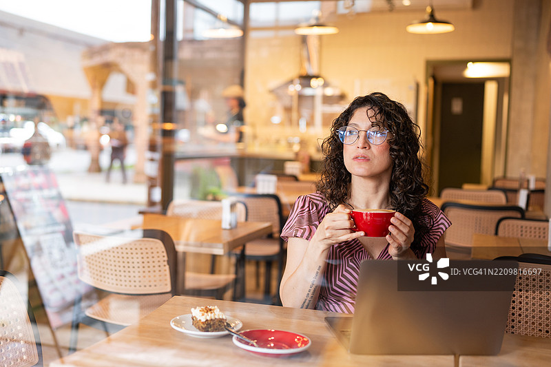 女人在舒适的咖啡馆享受咖啡时光图片素材